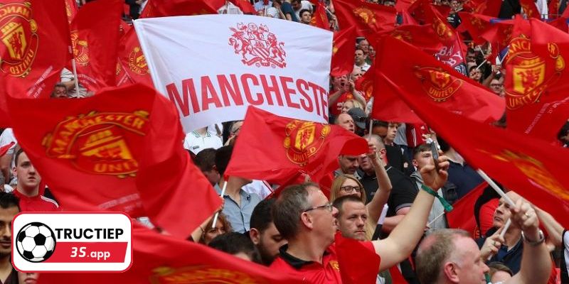 Fan MU chui vào hang có ý nghĩa thế nào?