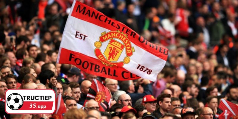 fan MU chui vào hang